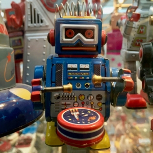spielzeugroboter symbolbild online marketing